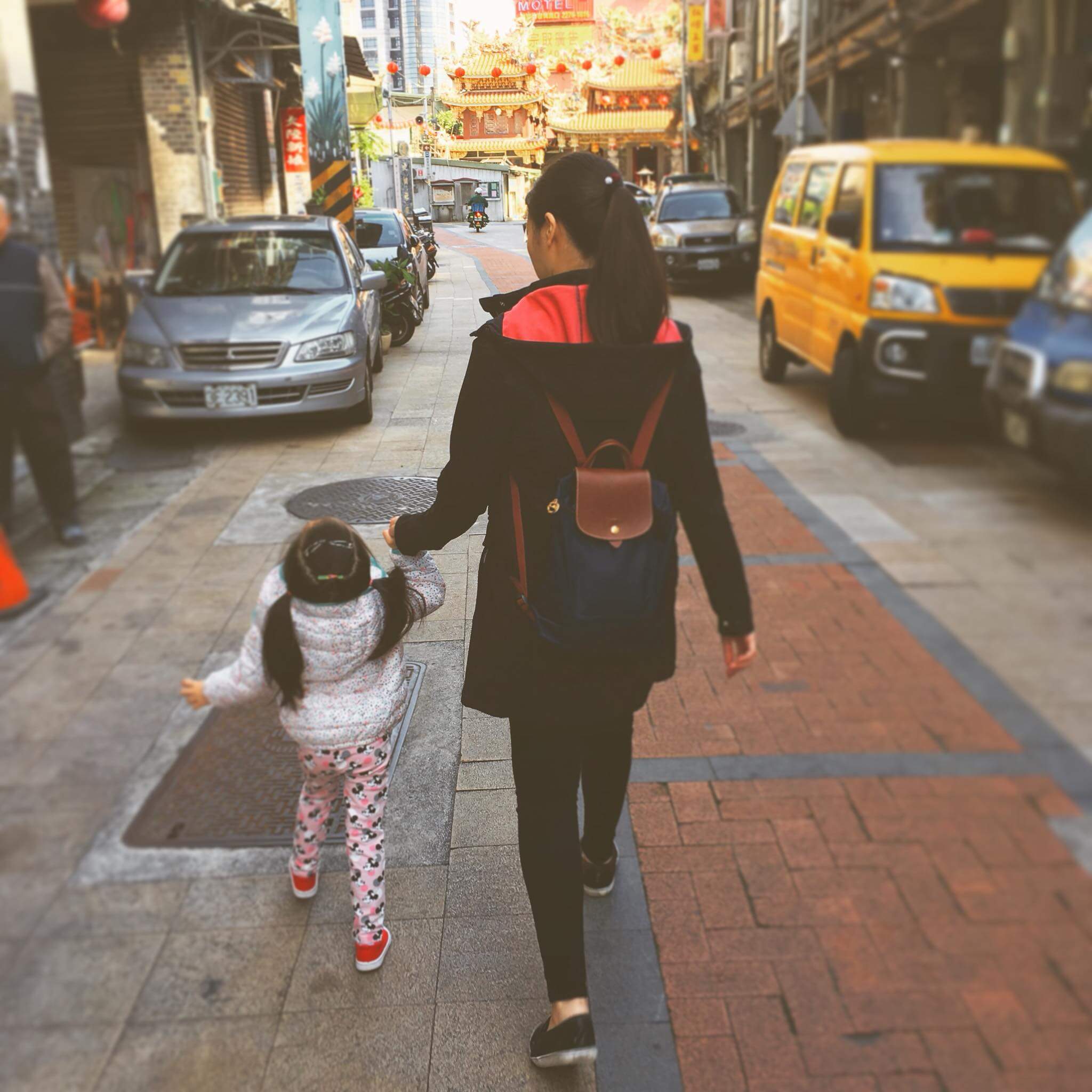 蘿蔔糕女孩與小香瓜的背影