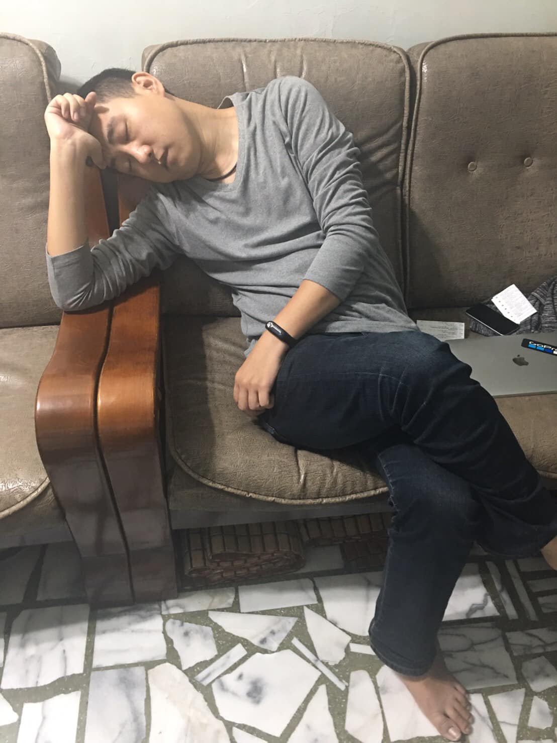 JoJo的ㄣ字腿睡姿