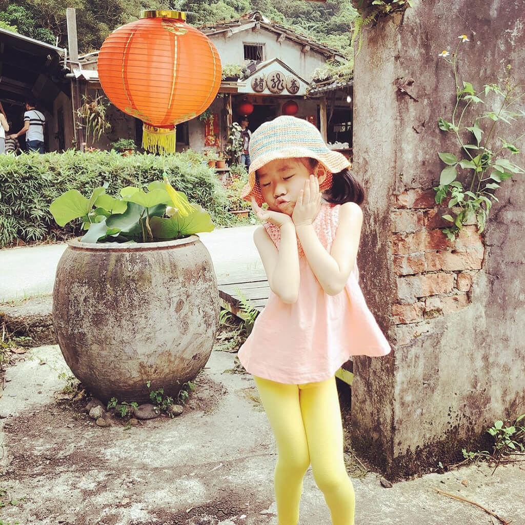 小香瓜擺怪姿勢拍照片