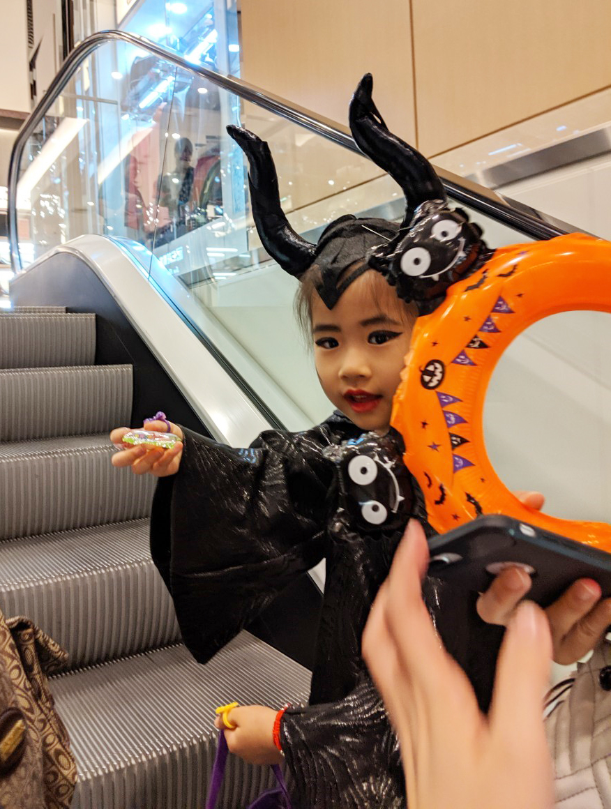 小香瓜黑魔女萬聖節搭電梯
