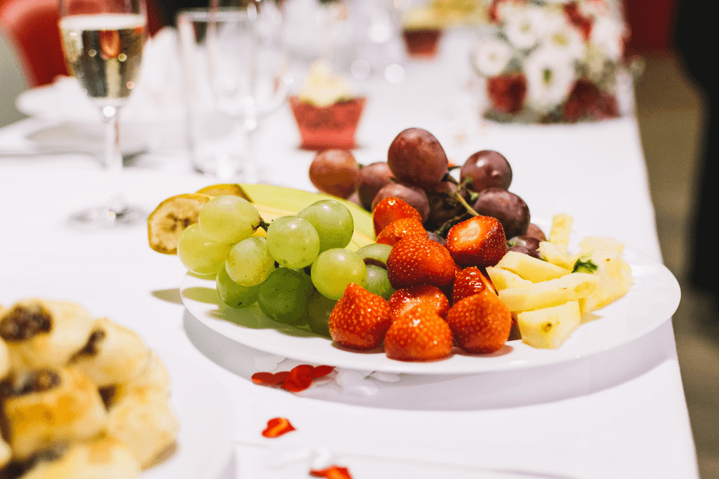 一星級飯店-foodiesfeed.com_fruit-platter-on-a-wedding-party