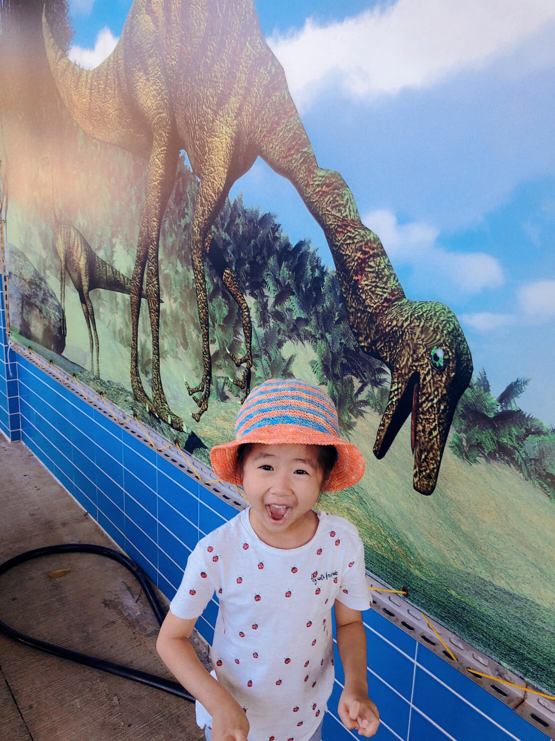 小香瓜被恐龍嚇到