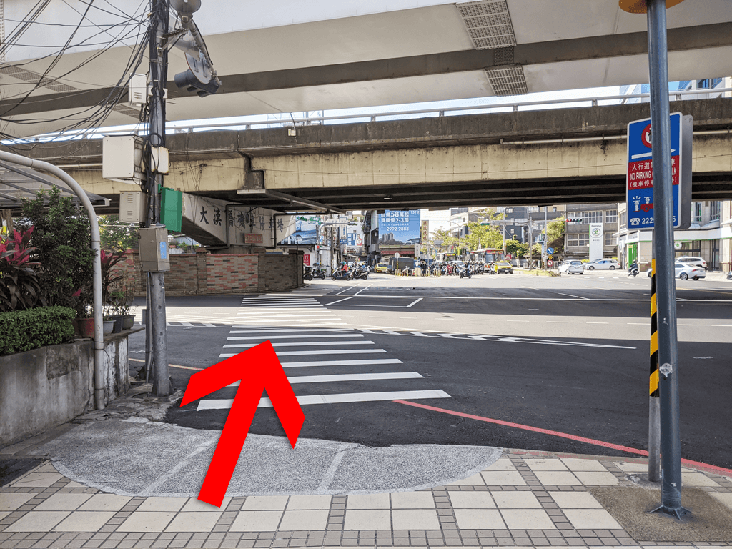 新莊頭前庄捷運站2號出口去阿瑞官