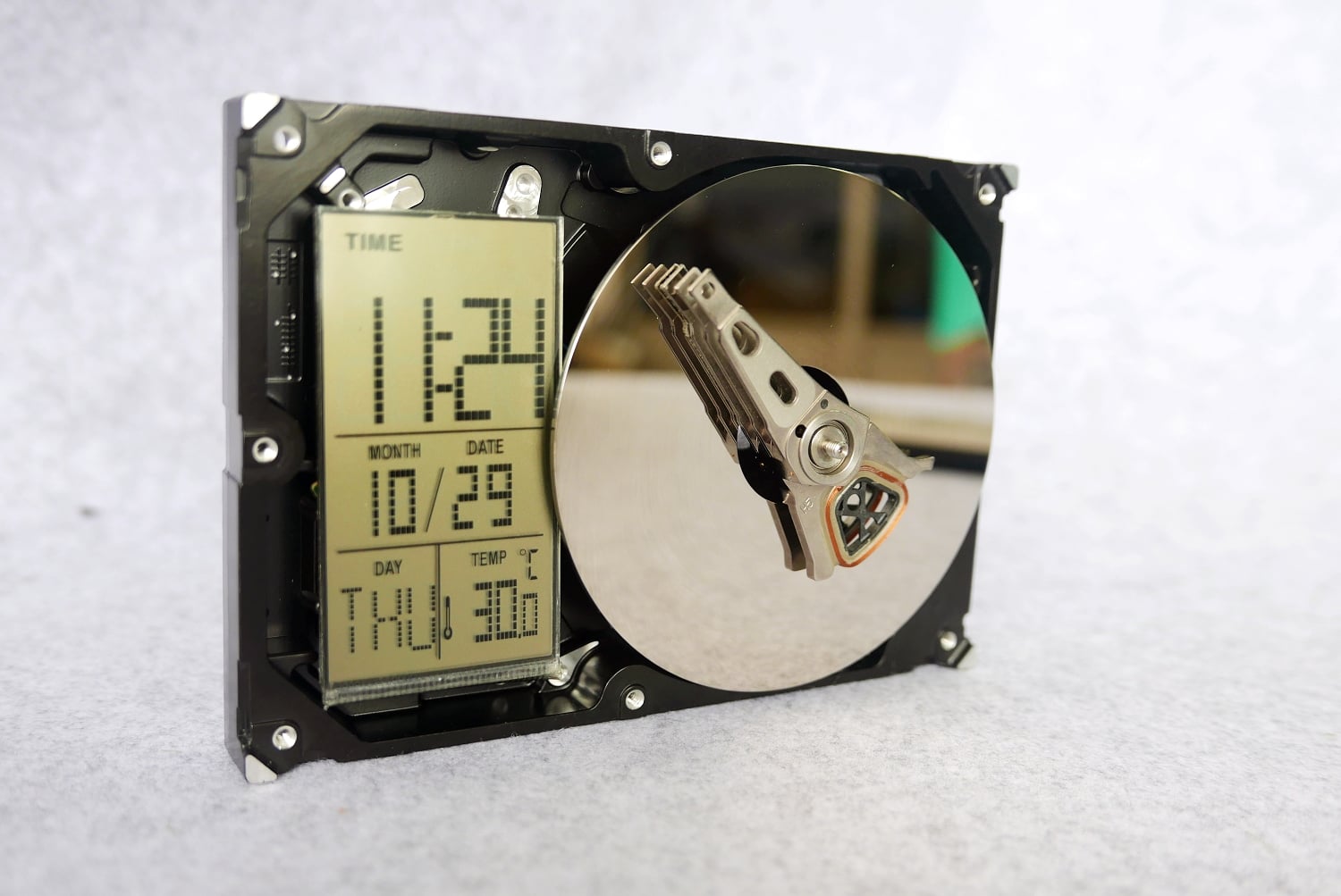 硬碟DIY改裝成時鐘側面
