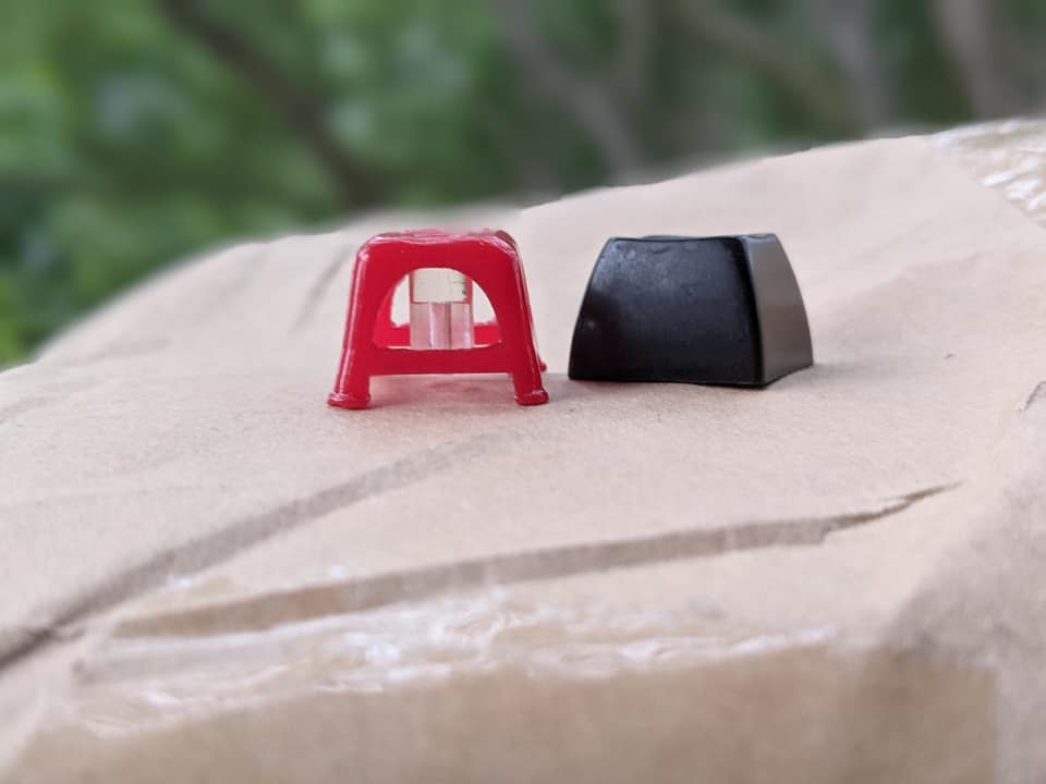 紅色塑膠椅鍵帽